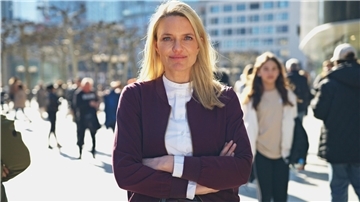 ZDF-Moderatorin Sarah Tacke in Fußgängerzone Frankfurt