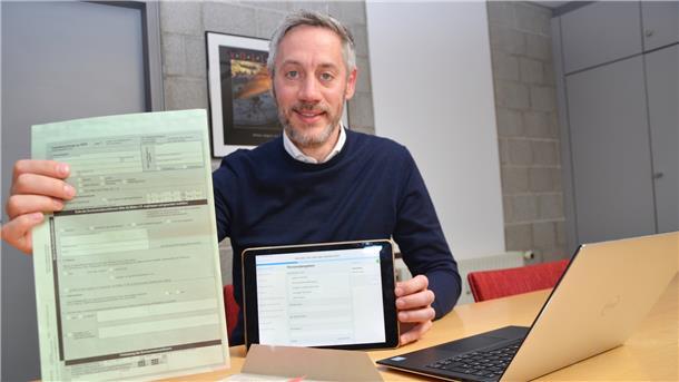 Sascha Glaß zeigt im Vergleich den Totenschein in Papierform und digital auf dem iPad.