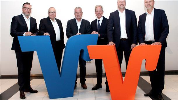 Weg frei für neue Volksbank Sascha Steffen (Vorstand Zevener Volksbank), Uwe Kordes (Vorstand Volksbank Bremerhaven-Cuxland), Ulf Tabel (Aufsichtsratsvorsitzender Zevener Volksbank), Stephan Schulze-Aissen (Aufsichtratsvorsitzende Volksbank Bremerhaven-Cuxland), Jochen Johannsen (Vorstand Zevener Volksbank) und Frank Koschuith (Vorstand Volksbank Bremerhaven-Cuxland) freuen sich über den gemeinsamen Weg.