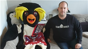 Pinguins-Maskottchen Kralli in Kurzarbeit Sascha Wolter mit dem Kralli-Kostüm auf dem heimischen Sofa. Das Maskottchen der Fischtown Pinguins darf derzeit nicht in die Eishalle.