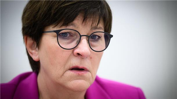 Esken: Eine Menge für mehr Gleichberechtigung zu tun Saskia Esken verweist darauf, dass Frauen jeden Tag eine Stunde mehr unbezahlte Care-Arbeit leisteten als Männer.