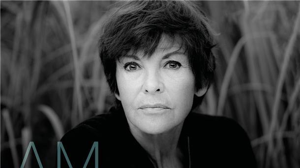 Katrin Sass vertont mit „Am Wasser“ ihr bewegtes Leben Sass hat einiges zu erzählen. Auf ihrem Album „Am Wasser“ besingt sie die DDR, den Alkohol, die Politik von heute und einen speziellen Sehnsuchtsort.