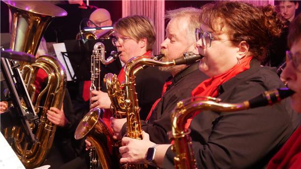 Musiker mit Saxofonen und anderen Blasinstrumenten. Das Blasorchester Rodenkirchen begeisterte beim Frühjahrskonzert.