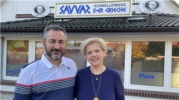 Griechisches Paar, Savvas Moschidis und seine Frau Eirini Polychronoglou vor ihrem neuen Schnellimbiss in Nordenham.