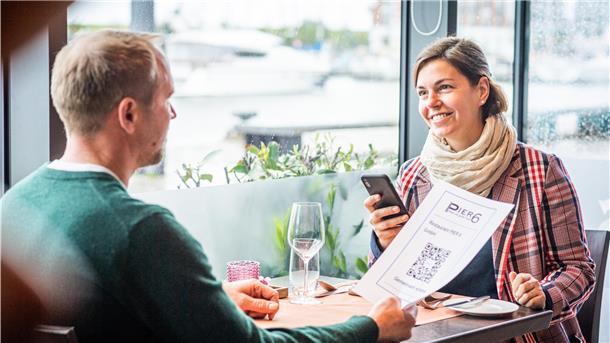 Scarlett Gütschow und Steffen Heumann demonstrieren die Funktionsweise der Luca-App im Restaurant.