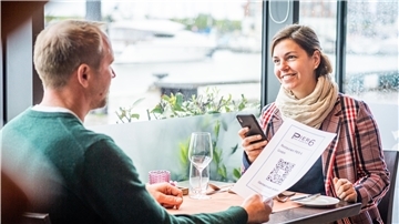 Scarlett Gütschow und Steffen Heumann demonstrieren die Funktionsweise der Luca-App im Restaurant.