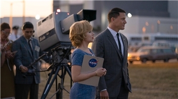 Scarlett Johansson spielt in „To the Moon“ eine gerissene PR-Expertin.