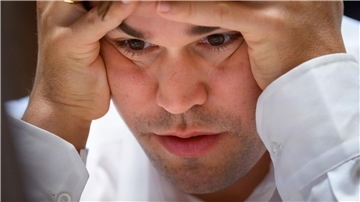 Schach: Carlsen steuert gegen 140.000 Spieler auf Remis zu Schach im XXL-Modus: Magnus Carlsen gegen „die Welt“.