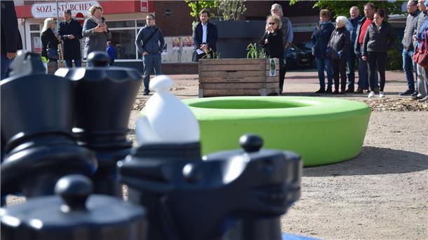 Schachfiguren, Sitzdonuts, Hochbeete: Citymanagerin Ilona Tetzlaff berichtete am Dienstag, wie der Pop-up-Park gestaltet wurde.