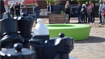 Schachfiguren, Sitzdonuts, Hochbeete: Citymanagerin Ilona Tetzlaff berichtete am Dienstag, wie der Pop-up-Park gestaltet wurde.