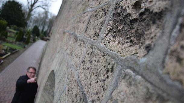 Das Mauerwerk der Blexer Kirche ist beschädigt.