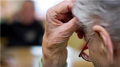Schätzungsweise 1,8 Millionen Deutsche sind an Demenz erkrankt. Ein neuer Lancet-Report sieht großes Präventionspotenzial, würden bestimmte Risikofaktoren minimiert. (Symbolbild)