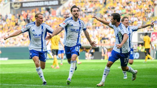 FC Schalke siegt durch Elfmetertor in Dresden Schalkes Kenan Karaman (2. v.l.) jubelt nach seinem verwandelten Elfmeter.