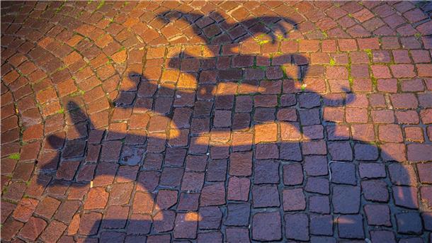 Niedersachsen verhängt Beherbergungsverbot Schatten über Bremen. Die Stadt hat am Mittwoch den kritischen Wert von 50 Corona-Neuinfektionen pro 100.000 Einwohner überschritten.