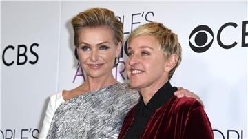 Schaupeielri Portia de Rossi und Ellen DeGeneres 2017 bei der Verleihung der „People’s Choice Awards“.