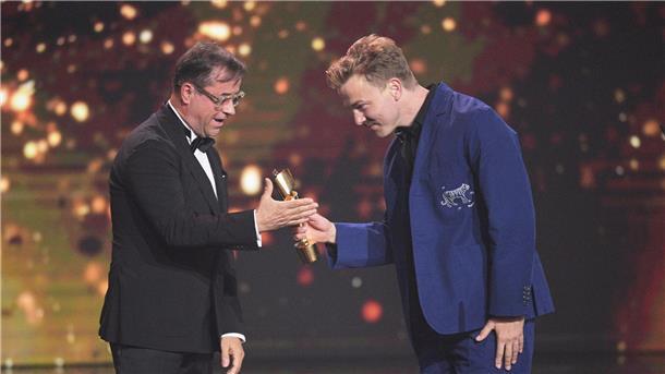 „Das Lehrerzimmer“ gewinnt Deutschen Filmpreis Schauspieler Albrecht Schuch (r) bekommt bei der Verleihung des Deutschen Filmpreises den Preis für die beste männliche Nebenrolle von Jan Josef Liefers überreicht.