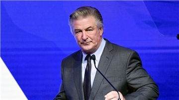 Schauspieler Alec Baldwin, der nach einem tödlichen Schuss bei einem Western-Dreh vor Gericht muss, hat vor Beginn des Verfahrens einen Sieg errungen.