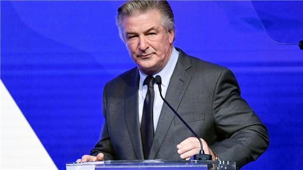 Alec Baldwin punktet vor Gerichtsverfahren Schauspieler Alec Baldwin, der nach einem tödlichen Schuss bei einem Western-Dreh vor Gericht muss, hat vor Beginn des Verfahrens einen Sieg errungen.