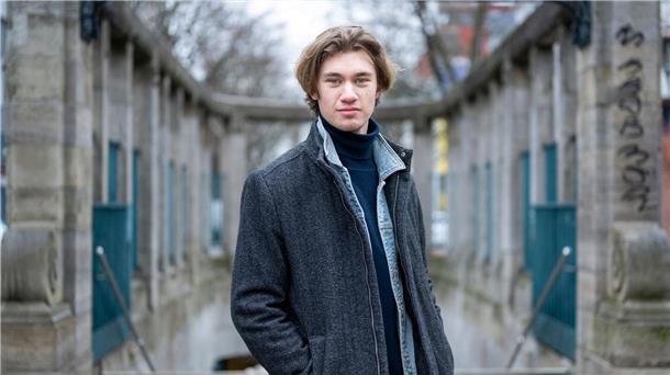 Schauspieler Alessandro Schuster spielt in dem neuen Dominik-Graf-Film „Gesicht der Erinnerung“ einen jungen Mann, der sich in eine ältere Frau verliebt.