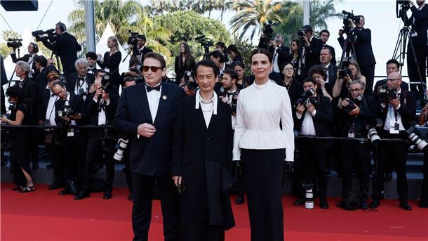 Schauspieler Benoît Magimel (l-r), Regisseur Tran Anh Hung und Superstar Juliette Binoche stellen ihren Film „The Pot-au-Feu“ in Cannes vor.