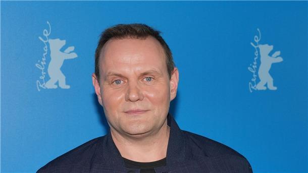 Devid Striesow denkt regelmäßig an das Aufwachsen im Osten Schauspieler Devid Striesow wurde auf der Insel Rügen geboren.