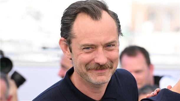 Sandra Hüller über Druck am Filmset - Jude Law als König Schauspieler Jude Law bei den 76. Internationalen Filmfestspielen in Cannes.