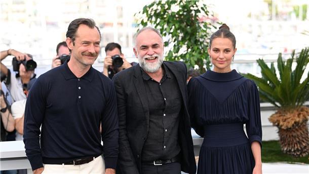 Sandra Hüller über Druck am Filmset - Jude Law als König Schauspieler Jude Law (l-r), Regisseur Karim Ainouz und Schauspielerin Alicia Vikander stellten ihren Film „Firebrand“ in Cannes vor.