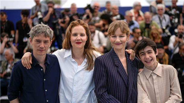 Cannes auf der Zielgeraden - Wer gewinnt beim Festival? Schauspieler Swann Arlaud (l-r), Regisseurin Justine Triet, Sandra Hüller und Milo Machado Graner stellen den Film „Anatomy of a Fall“ („Anatomie d’une chute“) bei den 76. Internationalen Filmfestspielen in Cannes vor.
