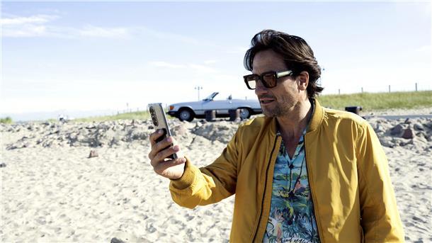 Schauspieler Tim Seebach (Oliver Mommsen) kehrt nach Hause an die Nordsee zurück. Wie immer hat er keinen Blick für die schöne Umgebung, Handynachrichten sind immer wichtiger. Eine Szene aus „Mord oder Watt? Ebbe im Herzen“.