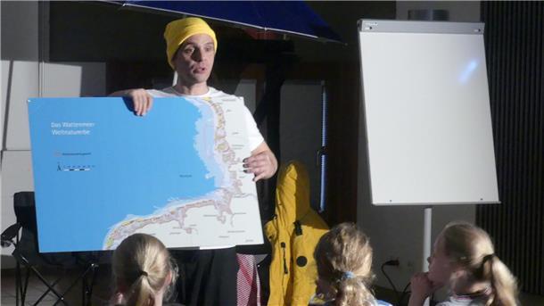 Warum ein kleiner Vogel im Wremer Gästezentrum ganz groß herausgekommen ist. Schauspieler Vasilios Zavrakis vermittelte auf spielerische Weise viel Wissenswertes über die Zugvögel namens „Knutt“.