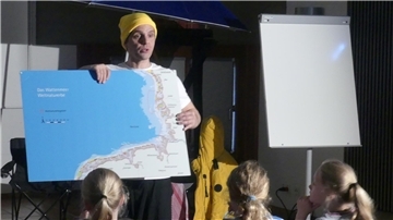 Schauspieler Vasilios Zavrakis vermittelte auf spielerische Weise viel Wissenswertes über die Zugvögel namens „Knutt“.
