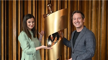 Schauspielerin Alexandra Maria Lara und  Regisseur Florian Gallenberger bei der Bekanntgabe der Nominierungen für den Deutschen Filmpreis 2023.