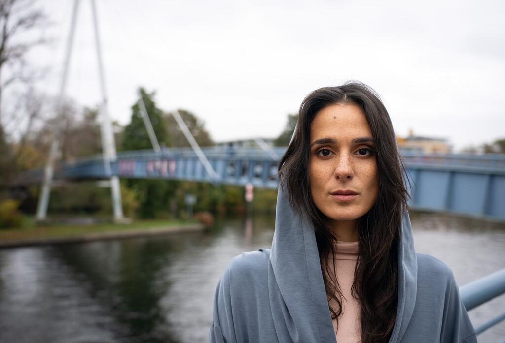 Schauspielerin Aybi Era - im Hintergrund der Tatort ihres neuen Falles.