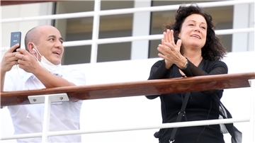 Schauspielerin Barbara Wussow steht mit einem Crewmitglied an Bord der „Amadea“. Seit zwei Wochen ist die rund 40-köpfige Filmcrew nun bereits auf dem Schiff. Dafür wurde ein Restaurant auf dem Schiff wieder geöffnet, Filmteam und Schiffsbesatzung essen dort gemeinsam. Phoenix Reisen hat für das ZDF eigens einen Kreuzfahrtdirektor wieder an Bord geholt. Das ZDF teilte mit, dass bis zu zwölf Drehtage fürs „Traumschiff“ angesetzt seien. Aber danach geht es gleich weiter: Auf der „Amadea“ werden in der Lloyd Werft auch zwei Folgen für „Kreuzfahrt ins Glück“ gedreht.