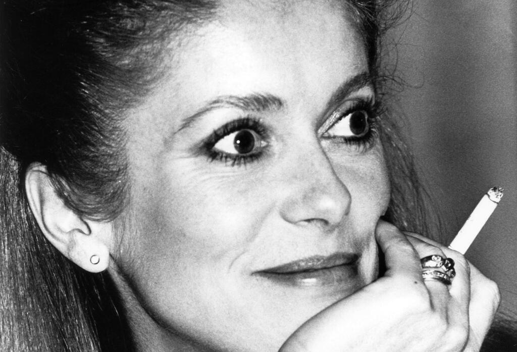 Schauspielerin Catherine Deneuve raucht bei einer Vorstellung ihres Films „Die letzte Metro“ eine Zigarette.