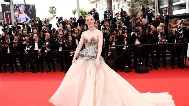 Schauspielerin Elle Fanning ist Stammgast in Cannes. Sie trägt ein traumhaftes Outfit von Alexander McQueen.