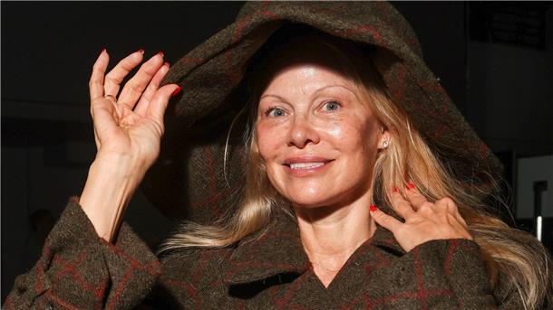 Pamela Anderson legte mit Make-up auch altes Image ab Schauspielerin Pamela Anderson zeigte sich 2023 bei einer Fashionshow in Paris ohne Make-up. (Archivbild)