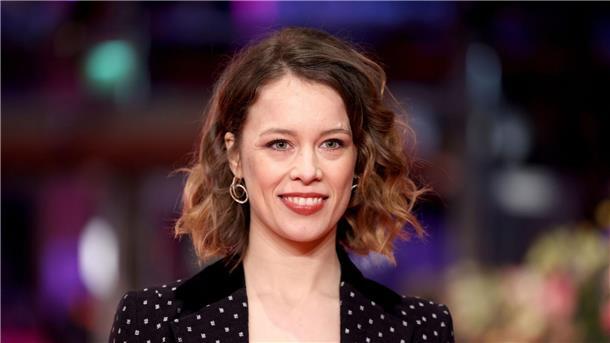 Schauspielerin Paula Beer erhält Hannelore-Elsner-Preis Schauspielerin Paula Beer erhält dieses Jahr den mit 5000 Euro dotierten Hannelore-Elsner-Preis.