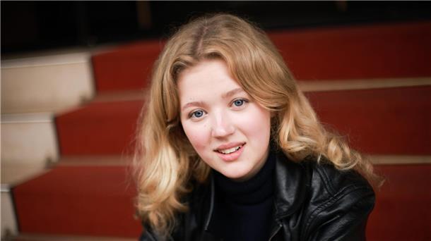 Pauline Pollmann - Von der Hafenkante bis nach Cannes Schauspielerin Pauline Pollmann spielt im Cannes-Eröffnungsfilm mit.