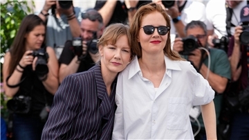 Schauspielerin Sandra Hüller (l) mit Regisseurin Justine Triet in Cannes.