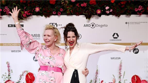 Schauspielerin Sunnyi Melles und ihre Tochter Leonille Wittgenstein mit sichtlich guter Laune vor der Verleihung des Deutschen Filmpreises.