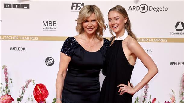 Schauspielerin Veronica Ferres und ihre Tochter Lilly Krug posieren auf dem roten Teppich des Deutschen Filmpreises.