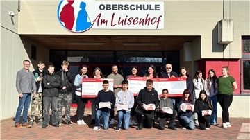 Spendenübergabe vor der Oberschule Am Luisenhof in Nordenham.