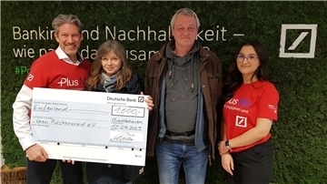 Scheckübergabe an Rückenwind e. V. (von links): Lars Müller (Filialdirektor Deutsche Bank Bremerhaven), Sandra Kleen (Projektleiterin „Rückenwind“), Sven Becker (Vorstand „Rückenwind“) und Meryem Kizil (Privatkundenberaterin Deutsche Bank Bremerhaven).