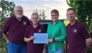 Scheckübergabe in Esenshamm (von links): Herbert Hanke, Marieta Ahlers (beide Spielschar), Ramona Göbel (Fussel) und Ralf Müller (Spielschar).