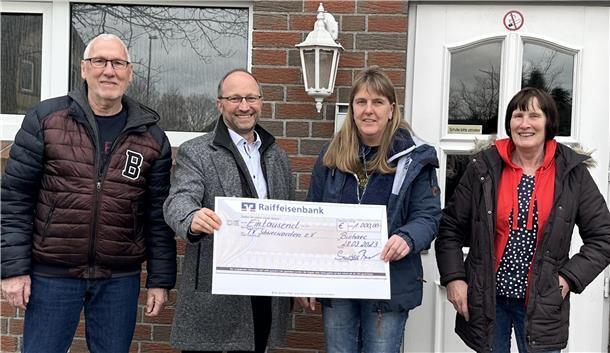 Scheckübergabe in Schweewarden (von links): Hans-Dieter Schierloh (stellvertretender Vorsitzender), Peter Beck (Vorstand Raiffeisenbank Butjadingen-Abbehausen), Heike Simon (Vorsitzende) und Ilse Lübben (Oberturnwartin).