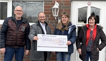 Scheckübergabe in Schweewarden (von links): Hans-Dieter Schierloh (stellvertretender Vorsitzender), Peter Beck (Vorstand Raiffeisenbank Butjadingen-Abbehausen), Heike Simon (Vorsitzende) und Ilse Lübben (Oberturnwartin).