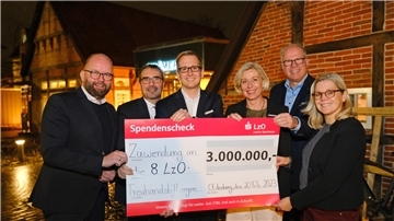 Scheckübergabe (von links): die Landräte Johann Wimberg (Kreis Cloppenburg), Landrat Sven Ambrosy (Friesland), Landrat Stephan Siefken (Wesermarsch) und Karin Harms (Ammerland) mit Michael Thanheiser von der LzO und Oberbürgermeisterin Petra Gerlach (Delmenhorst).