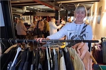 Schick, gut erhalten und trotzdem günstig - beim Frauenflohmarkt "Frl. Floh" in der Jahnhalle konnten die Besucherinnen so manches Schnäppchen machen.