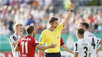 Schiedsrichter Deniz Aytekin (Mitte) muss im Profi-Fußball viele Entscheidungen unter Druck treffen.